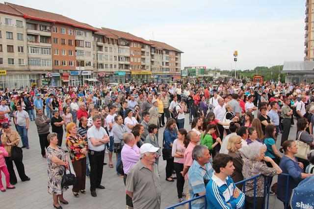 O mare de oameni, la megaconcertul organizat de PDL în centrul Sucevei
