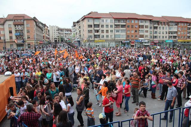 O mare de oameni, la megaconcertul organizat de PDL în centrul Sucevei