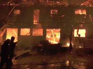 Un incendiu extrem de violent a mistuit o brutărie, o fostă moară şi o casă