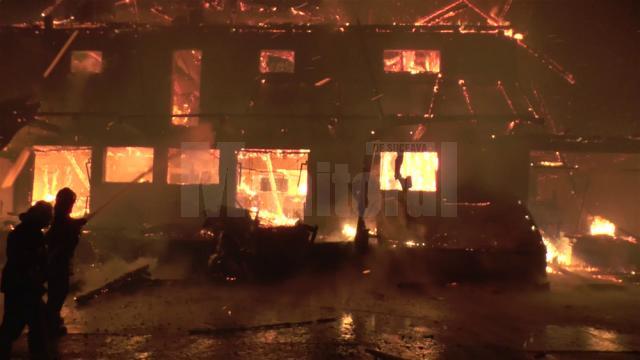 Un incendiu extrem de violent a mistuit o brutărie, o fostă moară şi o casă