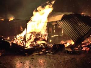 Un incendiu extrem de violent a mistuit o brutărie, o fostă moară şi o casă