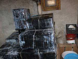 Aproape 10.000 de pachete de ţigări de contrabandă, abandonate la Brodina