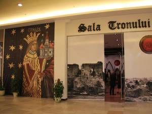 Expoziția permanentă Sala Tronului, a Muzeului de Istorie a Bucovinei, se bucură de vizitatori şi la Iulius Mall