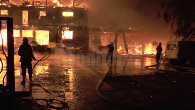Flăcări înalte de zeci de metri au mistuit două clădiri în care se aflau brutăria şi o fostă moară