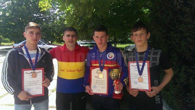 Antrenorul Andrei Bolohan, alături de o parte dintre sportivii cu care a participat la turneul de la Soroca