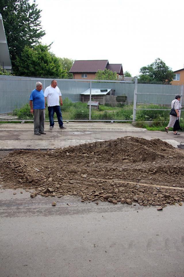 Locuitorii din Iţcani sunt extrem de nemulţumiţi de modul cum s-a lucrat pe strada Mitocului