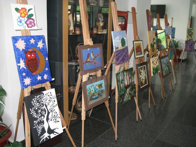 Expoziţia Şcolii de Arte „Ion Irimescu” Suceava, dedicată zilei de 1 Iunie