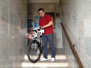Protest inedit al lui Daniel Prorociuc, care a mers cu bicicleta până în sala de şedinţe de Consiliu local