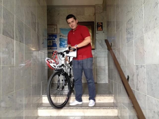 Protest inedit al lui Daniel Prorociuc, care a mers cu bicicleta până în sala de şedinţe de Consiliu local
