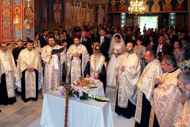 Cununia religioasă, oficiată de un sobor de 14 preoți, condus de ÎPS Pimen