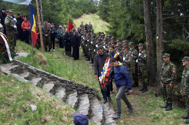 Au fost depuse coroane de flori la monumentul eroilor din Vârful Gruiul Mare