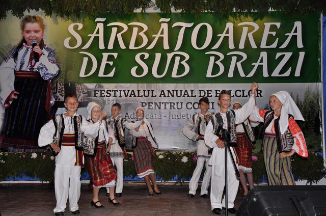 Căminul cultural din Adâncata a găzduit Festivalul de folclor pentru copii „Sărbătoarea de sub brazi”