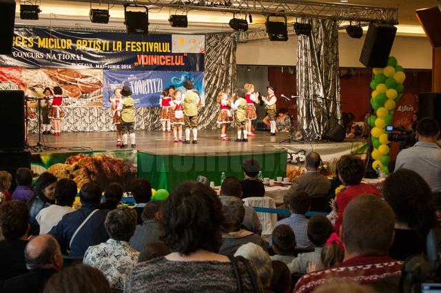 Peste 1000 de copii din 67 de grădiniţe sucevene au oferit un spectacol deosebit la etapa judeţeană a Festivalului Voinicelul