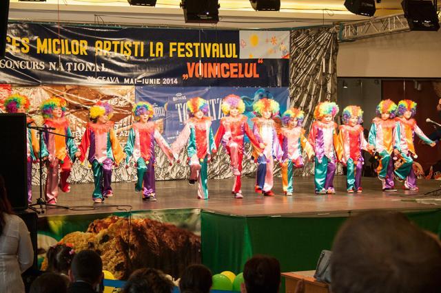 Peste 1000 de copii din 67 de grădiniţe sucevene au oferit un spectacol deosebit la etapa judeţeană a Festivalului Voinicelul