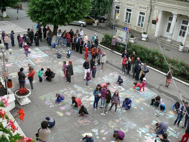 Copiii au ilustrat cu ajutorul cretei colorate cele mai frumoase momente care le-au marcat copilăria