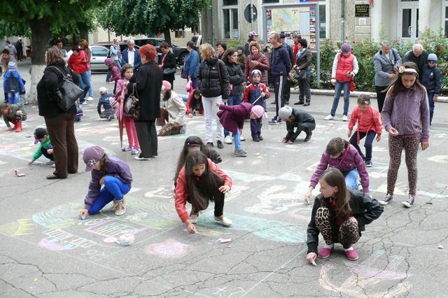 Copiii au ilustrat cu ajutorul cretei colorate cele mai frumoase momente care le-au marcat copilăria