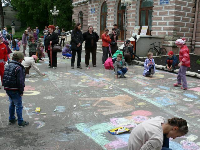 Copiii au ilustrat cu ajutorul cretei colorate cele mai frumoase momente care le-au marcat copilăria