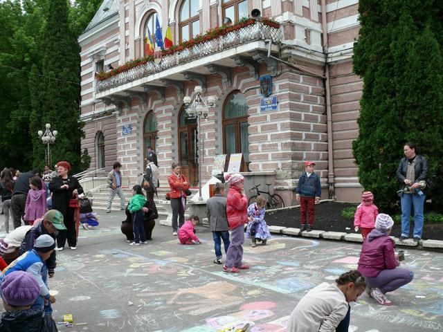 Copiii au ilustrat cu ajutorul cretei colorate cele mai frumoase momente care le-au marcat copilăria