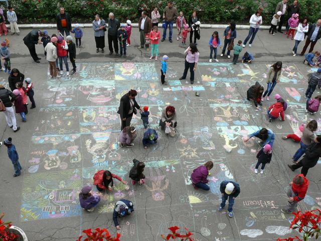 Copiii au ilustrat cu ajutorul cretei colorate cele mai frumoase momente care le-au marcat copilăria