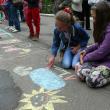 Copiii au ilustrat cu ajutorul cretei colorate cele mai frumoase momente care le-au marcat copilăria