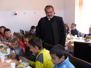 Părintele Mihai Negrea în mijlocul copiilor la Casa Vladimir