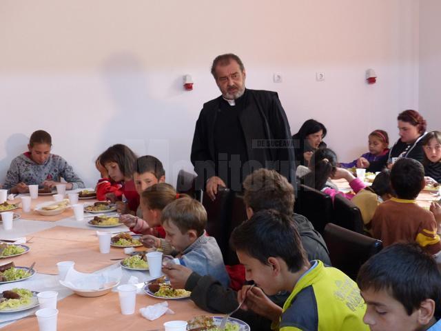 Preotul Mihai Negrea, din „Top 10 Suceveni”, a mai luat în grija sa câteva zeci de copii