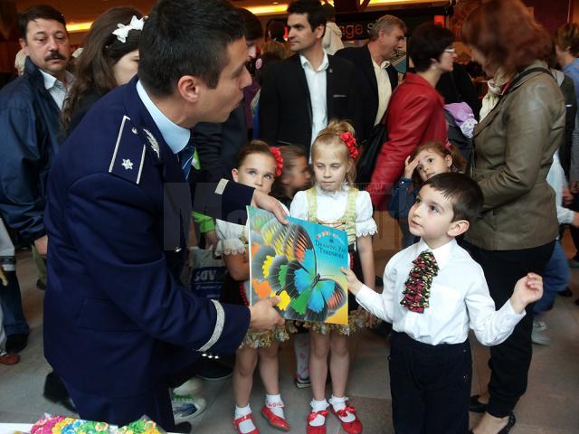 250 de copii au intrat în rolul „micului poliţist”, la Iulius Mall