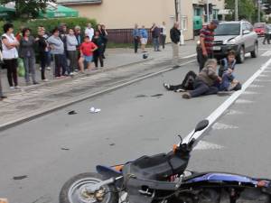 Mopedist lovit violent de o maşină şi proiectat pe carosabil, la Vama