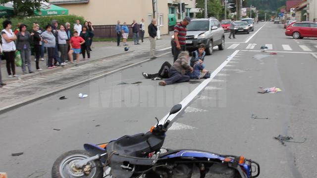 Mopedist lovit violent de o maşină şi proiectat pe carosabil, la Vama