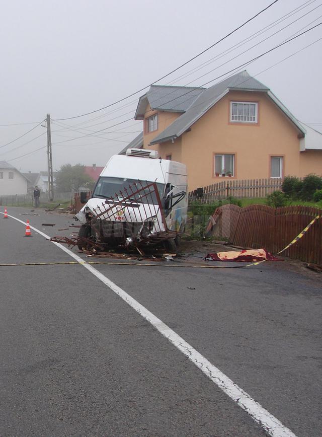 O bătrână care se afla în grădina casei, omorâtă de un microbuz scăpat de sub control într-o curbă