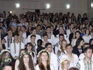 Absolvenţii claselor a XII-a de la Colegiul „Alexandru cel Bun” au sărbătorit finalul de liceu româneşte