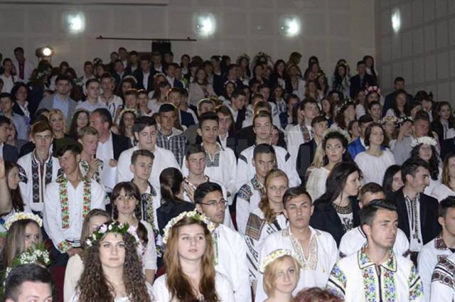 Absolvenţii claselor a XII-a de la Colegiul „Alexandru cel Bun” au sărbătorit finalul de liceu româneşte