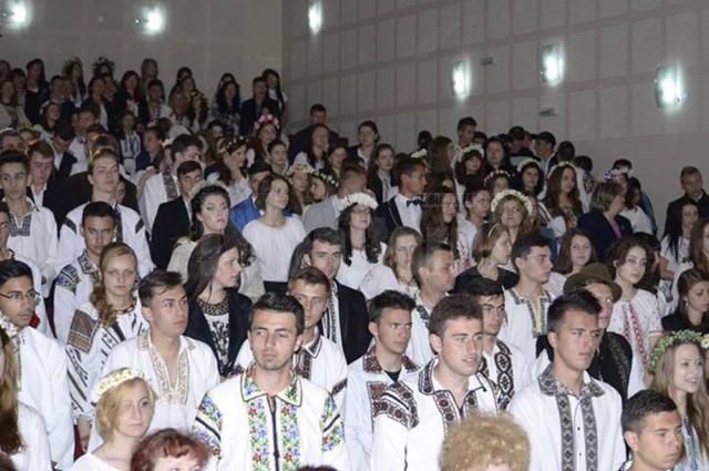 Absolvenţii claselor a XII-a de la Colegiul „Alexandru cel Bun” au sărbătorit finalul de liceu româneşte