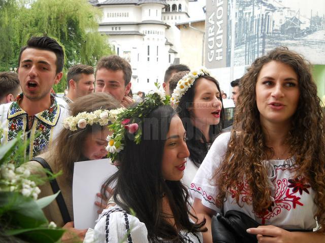 Absolvenţii claselor a XII-a de la Colegiul „Alexandru cel Bun” au sărbătorit finalul de liceu româneşte