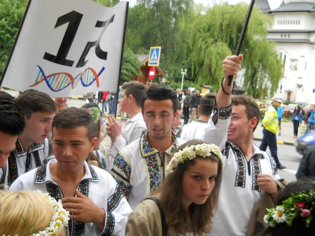 Absolvenţii claselor a XII-a de la Colegiul „Alexandru cel Bun” au sărbătorit finalul de liceu româneşte