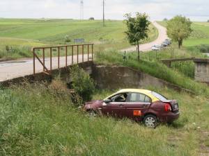 Un autoturism a căzut de pe un pod dintre Bosanci şi Cumpărătura, în zona iazurilor