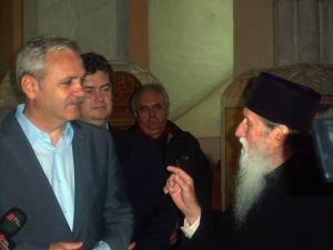 În biserica Mănăstirii Dragomirna, IPS Pimen îi explică vicepremierului că presa este rău intenţionată
