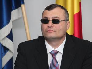 Agentul-şef principal Vasile Grumăzescu: „Oamenii se descurcă aşa cum pot, însă, de multe ori când sunt urgenţe, apelează la maşinile personale”