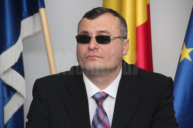 Agentul-şef principal Vasile Grumăzescu: „Oamenii se descurcă aşa cum pot, însă, de multe ori când sunt urgenţe, apelează la maşinile personale”