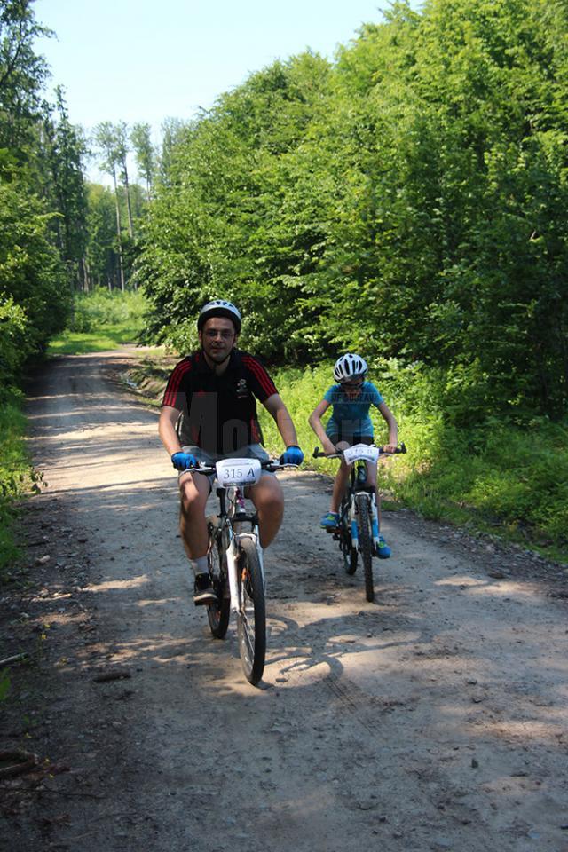 Peste 230 de iubitori ai ciclismului au luat startul la maratonul de la Dragomirna