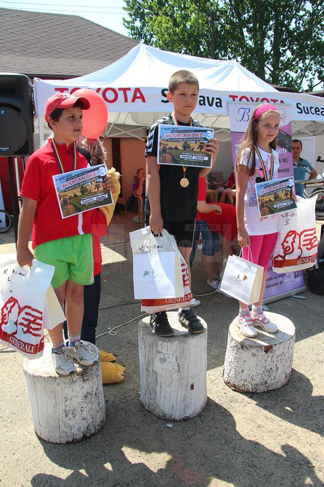 Peste 230 de iubitori ai ciclismului au luat startul la maratonul de la Dragomirna