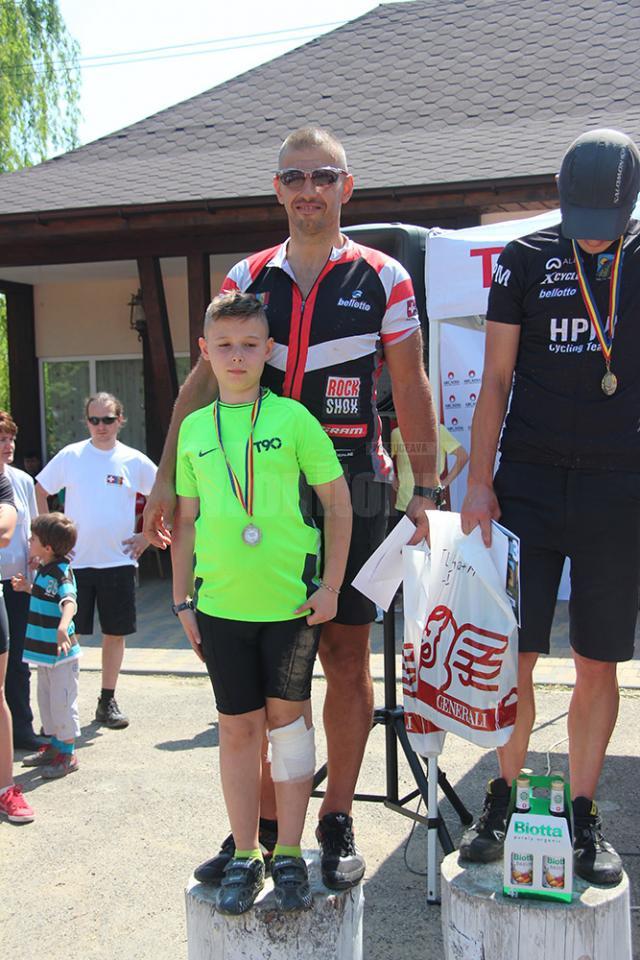 Peste 230 de iubitori ai ciclismului au luat startul la maratonul de la Dragomirna