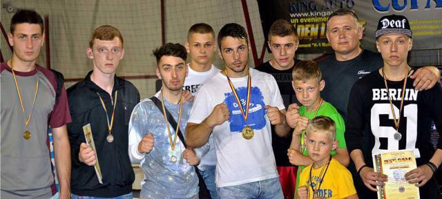 Cei nouă medaliați ai Clubului Sportiv Devencea Suceava, alături de antrenorul Nicolae Moroșan