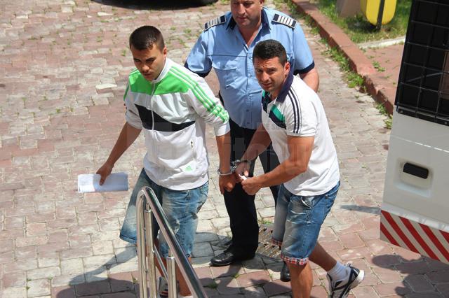 Marius Lăcătuş, în vârstă de 38 de ani, şi Cristian Alexandru Viziteu, de 22 de ani, au fost arestaţi preventiv ieri de Tribunalul Suceava