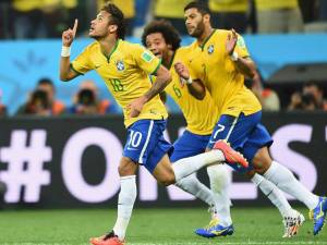Neymar şi colegii săi se bucură pentru victoria Braziliei