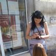 În plină stradă, în centrul municipiului Vatra Dornei, Lavinia Racz a forţat-o pe adolescentă să îngenuncheze