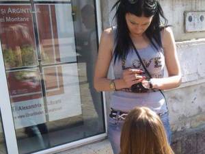 În plină stradă, în centrul municipiului Vatra Dornei, Lavinia Racz a forţat-o pe adolescentă să îngenuncheze