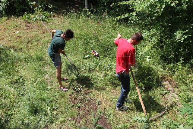 Tinerii din PSD au ecologizat parcul fostei gări din Siret
