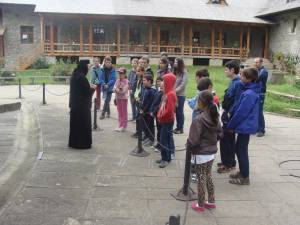 Excursie pe la mănăstirile din Bucovina pentru copiii dintr-o parohie suceveană