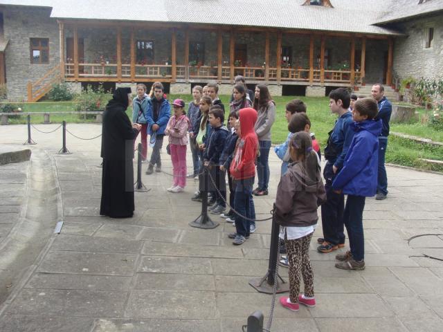 Excursie pe la mănăstirile din Bucovina pentru copiii dintr-o parohie suceveană